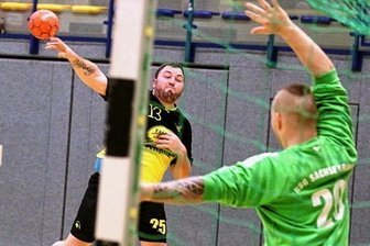 Schwache Schlussphase kostet Sieg - Mit sagenhaften 17 Toren hatte Felix Bechler (am Ball) großen Anteil am Ergebnis der Oelsnitzer. Um so bitterer, dass es gegen die HSG Sachsenring dennoch nicht zum Sieg reichte.