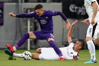 Schwache Veilchen enttäuschen zum Jubiläum ihre Fans - Mario Kvesic hatte am Sonntag beim Erfolg der Auer in Duisburg noch mit einem sehenswerten Treffer das 2:1 erzielt. Gestern Abend gegen den SV Sandhausen (im Bild am Boden: Philipp Förster) blieb der Kroate wie die meisten seiner Mitspieler blass.