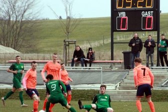 Schwacher Heimauftritt bringt keine Punkte - Beim VfB-Heimspiel gegen Oberlungwitz hatte die frisch aufgestellte Anzeigetafel Premiere. Vor dieser führt Marcel Ottiger (Nr. 9) den Ball. Für die Anzeigetafel wurden etwa 7000 Euro investiert.