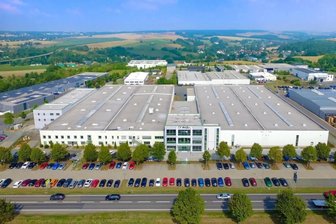 Schwäbischer Holzverarbeiter will ins Vogtland: Automobilzulieferer C. H. Müller freut sich drauf - Hauptfirmensitz von C. H. Müller im Gewerbegebiet Kaltes Feld Heinsdorfergrund. Der Verbundwerkstoff-Spezialist schafft dort gerade Platz für Maschinen aus anderen Standorten.
