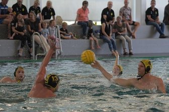 Schwächephase im zweiten Viertel - Die Zwickauer Zweitliga-Wasserballer mit Franz Czerner (am Ball) mühten sich gegen Laatzen vergeblich. 