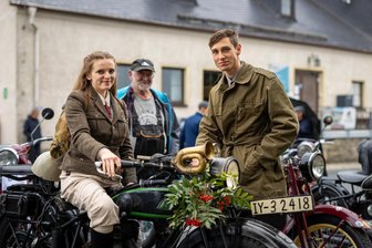 Schwanenklassik im Erzgebirge: Deshalb hielten die Oldtimer diesmal auf dem Sauberg - Benjamin Patzina und Anna Orolinova waren mit ihrem Motorrad mit dabei.