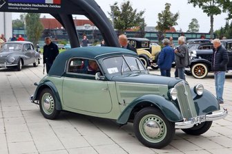 Schwanenklassik reist mit rund 120 Fahrzeugen zum Eisenbahnmuseum - Die diesjährige Schwanenklassik startete Sonntagfrüh vom Campus der Westsächsischen Hochschule Zwickau. Die Jubiläumsausfahrt führte die Oldtimer nach Chemnitz.