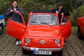 Schwanenklassik von Zwickau auf Schloss Rochsburg: Genussfahrt mit dem roten „Mäuschen“ - Mit Corina Klaus (links) aus Lichtentanne und Daniela Beyer aus Lichtenau stellten sich zwei der vier Fahrerinnen am Fiat 500 vor dem Start zum Foto.