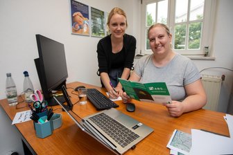 Schwanger, aber nicht versichert: Wo Menschen ohne Krankenversicherung in Plauen jetzt Hilfe finden - Charlotte Matthiessen (rechts) ist Sozialarbeiterin für den Raum Südwestsachsen. Sophie Pauligk leitet das Projekt.
