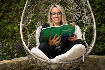 Schwanger werden mit PCOS: „Zu viele männliche Hormone haben meinen Kinderwunsch erschwert“ - Sandra Haucke-Rudolph hat sich in den vergangenen Jahren viel selbst angelesen, um ihr PCOS zu verstehen.