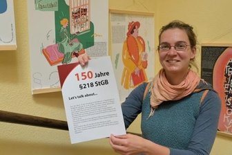 Schwangerschaftsabbruch: Tabu zur Diskussion - Irene Hennig von Pro Familia hat die Ausstellung aufgebaut.