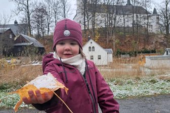 Schwartenbergort Neuhausen im ersten Winterkleid - Nelly Schneider in Neuhausen freut sich über den ersten Schnee in diesem Spätherbst.
