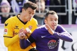 Schwarz-gelbe Wucht gegen lila-weiße Geduld - In der vergangenen Saison gab es im Derby nicht nur viele Zweikämpfe, hier Philip Heise (links) gegen Christian Tiffert, sondern vor allem zahlreiche Tore für die Gäste. Der FCE gewann 3:0 in Dresden, Dynamo 4:1 in Aue.