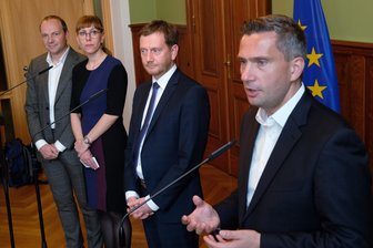 Schwarz-Grün-Rot einig über Ressortverteilung - Wolfram Günther (v.l.n.r.) und Katja Meier, Spitzenkandidaten von Bündnis 90/Die Grünen zur sächsischen Landtagswahl, Ministerpräsident Michael Kretschmer (CDU) und Martin Dulig, Vorsitzender der SPD Sachsen.