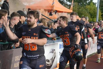 Schwarz-Oranger Rauch und Fan-Gesänge: Vogtland Rebels füllen die Treuener Luft mit Leidenschaft - Die Rebels klatschen hier nach dem Spielende mit ihren Fans ab. Tim Peterfi (links) führt die Gruppe an.