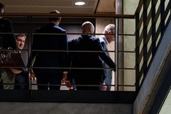 Schwarz-rote Blitzsondierung: Die Angst vor der AfD verhandelt mit - Sondierer von Seiten der Union treffen zum Gespräch mit den SPD-Vertretern ein: Unionskanzlerkandidat Friedrich Merz (rechts) und CSU-Chef Markus Söder (links).