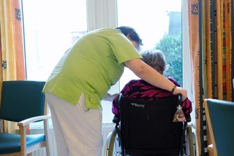 Schwarz-rote Koalition streitet um Deckelung der Pflegekosten - Die Politik sucht einen Weg, damit die Kosten für Pflegeheimbewohner nicht ins Unermessliche steigen.