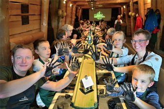 "Schwarzarbeit" im Erzgebirge: Zu Besuch im Räucherkerzenland Crottendorf - Regelmäßig kommen Besuchergruppen wie hier aus Großenhain in die Räucherkerzenwerkstatt und stellen selbst Räucherkerzen her.