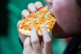 Schwarzarbeit im Pizza-Imbiss: So flog das System mit Briefumschlägen im Erzgebirge auf - In einem Pizza-Imbiss im Erzgebirge ging nicht alles mit rechten Dingen zu.