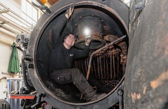 Schwarzarbeit in der Rauchkammer - in der Lokwerkstatt Oberwiesenthal Alltag -