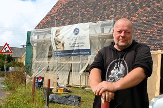 Schwarzbach: Mit Hitze gegen den Hausbock – „Wir haben aus den Käfern Popcorn gemacht“ - Jan Zimmermann vor dem Poppitzhaus im Museum Schwarzbach. Die Sanierung des Wohnstallhauses läuft nun wieder.