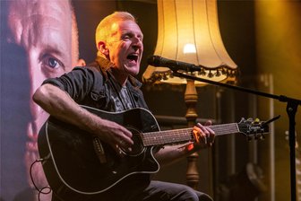 Schwarzbach rockt die Nacht: Eine unvergessliche Premiere - Bernd Birbils, Sänger und Liedermacher aus Rochlitz, begeisterte sein Publikum.