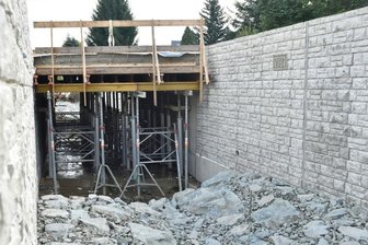 Schwarzbachbrücke wird viel später fertig - In dieses Bett wird der Schwarzbach Mitte Oktober zurückkehren. Der Brückenbau dauert länger. 