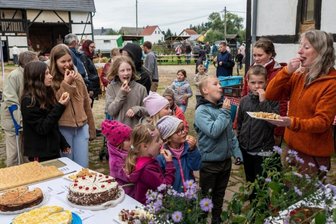 Schwarzbacher feiern Erntedank und eröffnen Gemeindebibliothek - 