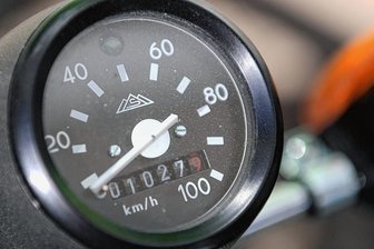 Schwarze getunte Simson in Glauchau gestohlen - Eine Simson, im Bild der Tacho einer S 51, wurde in Glauchau gestohlen. (Symbolbild).