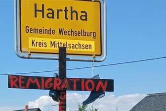 Schwarze Holzkreuze in Wechselburg und Erlau: Extremistische Aktion? - Eines der schwarzen Holzkreuze am Ortseingang des Wechselburger Ortsteils Hartha.