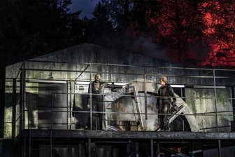 Schwarze Kunst im Erzgebirge: „Krabat“ erlebt Premiere an den Greifensteinen - Nenad Zanic (links) spielt in der Inszenierung „Krabat“ den Meister, Benedict Friederich Lehrling Krabat.