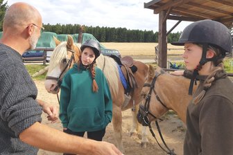 Schwarze Magie auf einem Pferdehof im Vogtland: Robby Jahnkes außergewöhnliches Kinoprojekt - Die Darstellerinnen hören aufmerksam zu, wenn Robby Jahnke Abläufe mit ihnen bespricht.