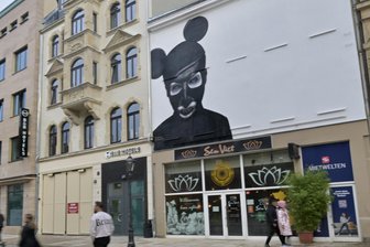 Schwarze Mickey-Maus starrt jetzt den Zwickauer Dom an: Fliegerbauer provoziert mit Marilyn-Manson-Porträt -