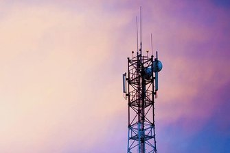 Schwarzenberg: 5G-Masten schließen Funklöcher - und leuchten Teststrecke aus - Ein gut 30 Meter hoher Funkantennenmast - hier ist nur der obere Bereich einer vergleichbaren Bauart zu sehen - wird jetzt auf einem Grundstück an der B 101 zwischen Schwarzenberg und Grünstädtel errichtet.