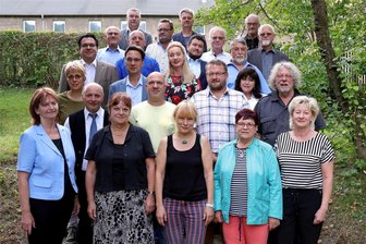 Schwarzenberg: 68 Frauen und Männer wollen in den Stadtrat einziehen – 22 Sitze zu vergeben - Nach der Kommunalwahl 2019 in Schwarzenberg stellte sich die damalige Oberbürgermeisterin Heidrun Hiemer (vorn links) zum Gruppenfoto mit den gewählten Stadträtinnen und Stadträten, darunter der jetzige OB Ruben Gehart (Mittelreihe links).