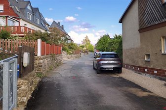 Schwarzenberg: Ab Montag wieder Bauarbeiten auf der August-Bebel-Straße in Sachsenfeld - Gut zu sehen, wo der erste Bauabschnitt endete und jetzt der zweite Bauabschnitt auf der August-Bebel-Straße beginnt.