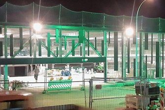 Schwarzenberg: Altstadtnahes Parkhaus kurz vor der Fertigstellung - Noch Baustelle: Das Parkhaus an der Erlaer Straße in den Abendstunden. Aus Sicherheitsgründen entschied sich die Baufirma für diese Beleuchtung inklusive Videoüberwachung. Ist der Neubau an die Stadt übergeben, läuft alles in deren Regie. Die Beleuchtung wird dann dezenter ausfallen.