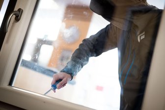 Schwarzenberg: Anwohner bemerkt nächtlichen Einbruch in Geschäft - Einen Einbruch hat ein aufmerksamer Anwohner in Schwarzenberg bemerkt.