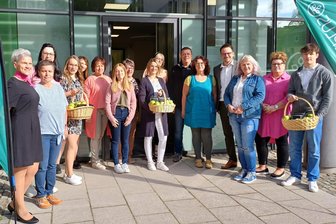 Schwarzenberg: AOK eröffnet neues Kundencenter – Altes Gebäude soll verkauft werden - Mitarbeiterinnen und Mitarbeiter des AOK-Kundencenters in Schwarzenberg mit ihrem Leiter Pierre Jacobasch (4. v. r.). Die ersten Kundinnen und Kunden am Eröffnungstag wurden mit Äpfeln und Schreibsets beschenkt.