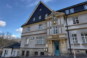 Schwarzenberg: AOK verlässt langjährigen Sitz – Filiale nutzt künftig ehemalige Bankräume - Vor knapp 100 Jahren an der Stelle eines abgerissenen Vorgängerbaus errichtet: das AOK-Gebäude Bahnhofstraße 6 nahe dem Unteren Tor. Nun bereitet die AOK den Umzug in ein neues Kundencenter vor, das in der ehemaligen Commerzbank-Filiale an der Bahnhofstraße eingerichtet wird.