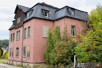 Schwarzenberg: Auf Brachfläche in Neuwelt könnten Wohnhäuser wachsen - Dieses marode Haus und das dazugehörige Gelände an der Lutherstraße in Schwarzenberg sind derzeit alles andere als ein Hingucker. 