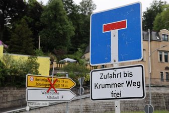Schwarzenberg: Auf der Karlsbader Straße kann der Verkehr ab Samstag wieder durchgehend rollen - Die mehrwöchige baubedingte Sperrung der Karlsbader Straße (S 272) in Schwarzenberg zwischen Ärztehaus und Erlaer Straße war mit einer weiträumigen Umleitung für den Durchgangsverkehr verbunden.