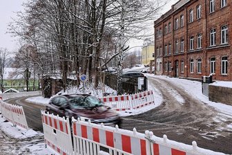 Schwarzenberg: Auf lange gesperrten Straßen rollt wieder der Verkehr - Nach Freigabe der Gartenstraße in Schwarzenberg ist auch die Zufahrt zum Ärztehaus - das gelbe Gebäude im Hintergrund - wieder von der Bahnhofstraße aus möglich. Somit entfällt die weiträumige Umleitung.