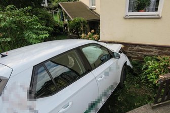 Schwarzenberg: Auto fährt gegen Hauswand -