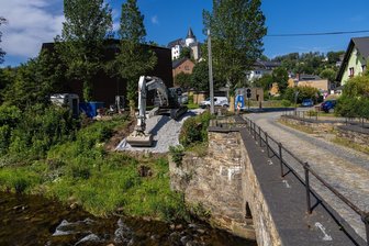 Schwarzenberg: Bagger gräbt sich Bahn ins Schwarzwasser - Gewässerzufahrten wie diese, die derzeit an der steinernen Brücke in Richtung Brückenberg entsteht, werden laut Landestalsperrenverwaltung Sachsen nach Abschluss der Bauarbeiten wieder zurückgebaut.