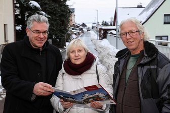 Schwarzenberg: Bauamtsleiterin geht in den Ruhestand – nach fast 35 Dienstjahren für die Stadt - Bauamtsleiterin Sybille Vogel musste mit Verwaltungs- und Behördenvertretern ebenso diskutieren wie mit Bauleuten – manchmal eher diplomatisch, mitunter mit klaren Ansagen. Hier spricht sie mit Schwarzenbergs Oberbürgermeister Ruben Gehart (links) und Roland Mroß, Geschäftsführer der Schwarzenberger Firma WTK, auf einer Baustelle in Pöhla.