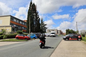 Schwarzenberg: Bei Straßenbau in Sonnenleithe verschwinden nicht mehr benötigte Stellplätze - Ein Abschnitt der Sachsenfelder Straße in Schwarzenberg-Sonnenleithe, an dem unter anderem das Ärztehaus (links) steht, wird im Sommer saniert. Bei der Gelegenheit entfallen die rechtsseitigen Stellplätze.