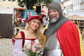 Schwarzenberg bereitet großes Stadtfest vor: Wo und wann mit Sperrungen zu rechnen ist - Burgfräulein Edelweiß und Ritter Georg laden zum Stadtfest nach Schwarzenberg ein.