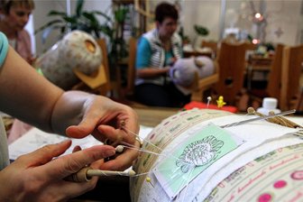 Schwarzenberg bereitet sich auf Spitzen-Kongress vor: Besucher erwartet ein Spitzen-Angebot - Die lange Tradition des Klöppelns im Erzgebirge wird auch von der Volkskunstschule in Schloss Schwarzenberg gepflegt und weiter entwickelt. Die hier angebotenen Kurse erfreuen sich großer Beliebtheit.