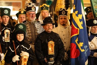 Schwarzenberg: Bergparade und Bergzeremoniell krönen zweites Weihnachtsmarkt-Wochenende - Einige der knapp 350 Habitträger beim Bergzeremoniell im Dezember 2022 auf dem Markt in Schwarzenberg.