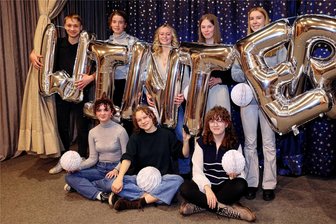 Schwarzenberg: Brecht-Gymnasiasten organisieren für sich einen Winterball - Jannis, Johanna, Joline, Santina, Mia (hinten v. l.) sowie Finja, Ada und Helene (vorn v. l.) gehören zum Org-Team des Winterballs und haben den Saal des Kulturhauses toll und passend zum Thema dekoriert.