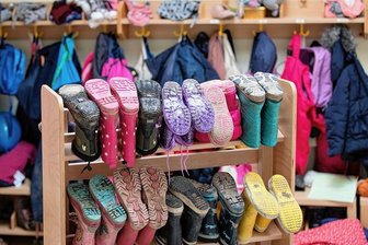 Schwarzenberg: Eltern müssen für Betreuung von Kindern mehr zahlen - Kinderbekleidung und Stiefel in einer Kindertagesstätte. Für die Betreuung von Mädchen und Jungen in den Kinderkrippen und Kindergärten der Stadt Schwarzenberg werden ab April höhere Elternbeiträge fällig.