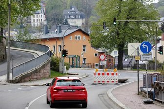 Schwarzenberg: Endspurt beim Ausbau des Breitbandnetzes geht nicht ohne Sperrungen ab - Die Karlsbader Straße (S 272) in Schwarzenberg bleibt im Bereich zwischen Ärztehaus und Abzweig Erlaer Straße wegen des Breitbandnetzausbaus voraussichtlich bis 24. Mai gesperrt.