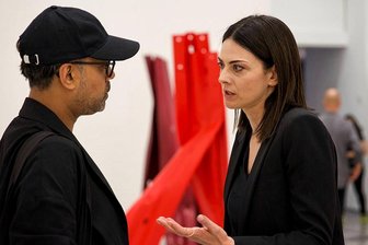 Schwarzenberg erhält Kunstwerk am Lila Pfad – Installation „42 Tage“ mit historischem Bezug - Künstlerin Bettina Pousttchi im Gedankenaustausch bei einer Ausstellungseröffnung in der Berlinischen Galerie. Ein Kunstwerk von Pousttchi soll demnächst in Schwarzenberg installiert werden.